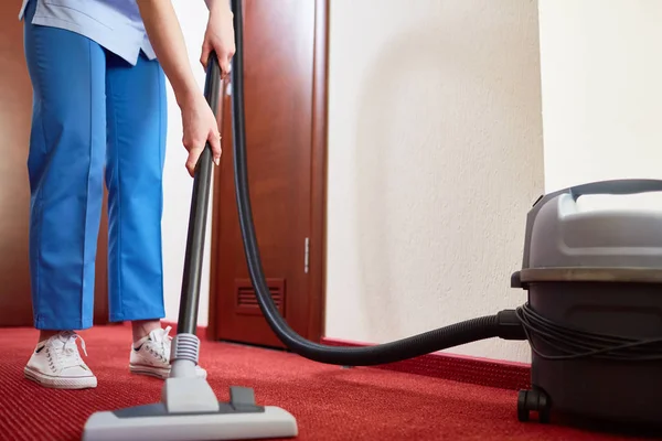 Hotel Maid Cleaning Carpet Vacuum Cleaner — Stock Photo, Image