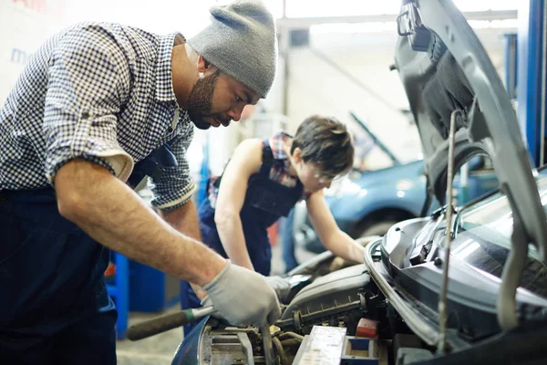 Car Service Technician Repairing Engine — Stock Photo, Image