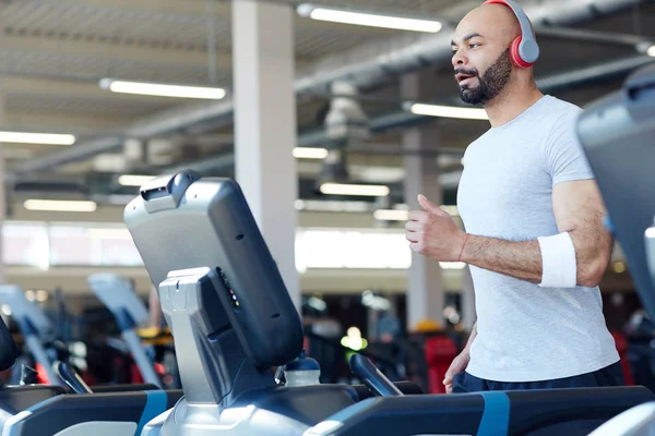 Active Young Man Running Treadmill — Stock Photo, Image