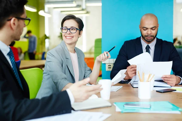 Glada människor affärsmöte i moderna kontor — Stockfoto