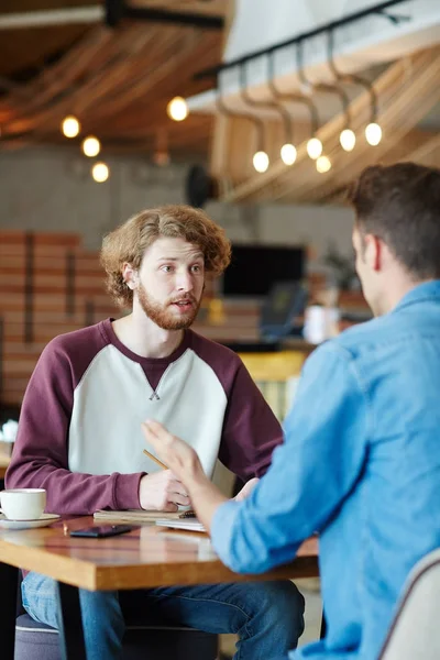 Team Designer Creativi Abbigliamento Casual Riuniti Accogliente Piccola Caffetteria Brainstorming — Foto Stock