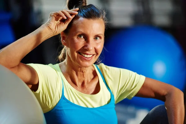 Smiling Senior Female Looking Camera Workout Gym — Stock Photo, Image