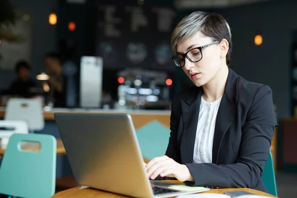 Retrato Cintura Una Joven Empresaria Concentrada Con Corte Pelo Elegante —  Fotos de Stock