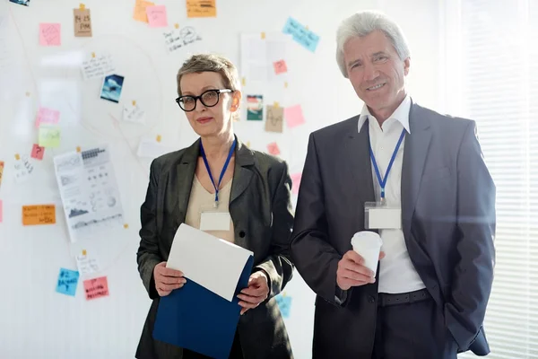 Zwei Gestandene Detektive Formalbekleidung Auf Dem Hintergrund Eines Whiteboards Mit — Stockfoto