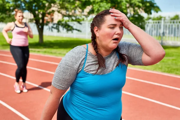 Utmattade Löpare Att Vidröra Hennes Huvud Med Roliga Ansiktsuttryck — Stockfoto