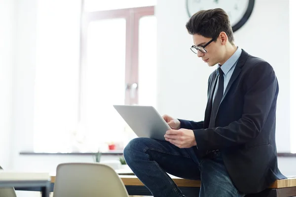 Koncentrerad Ung Journalist Glasögon Efterbehandling Artikel Med Hjälp Bärbar Dator — Stockfoto