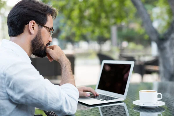 Profilbild Eines Bärtigen Asiatischen Angestellten Der Geschäftliche Mails Checkt Während — Stockfoto