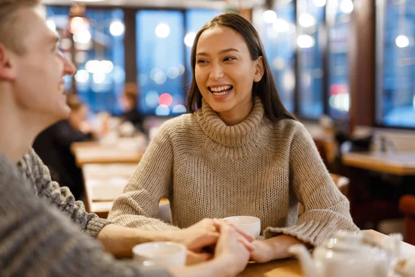Kafede Çay Dinlenme Sahip Genç Sevdalı Çift — Stok fotoğraf