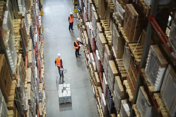 View Warehouse Workers Moving Goods Counting Stock Aisle Rows Tall — Stock Photo, Image