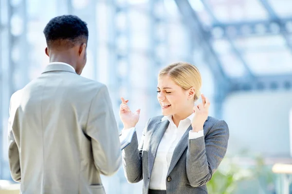 Portret Van Twee Jonge Zakenvrouw Gesprek Met Afrikaanse Coleague Emotioneel — Stockfoto