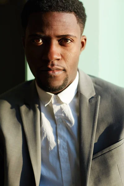 Magabiztos Afro Amerikai Ember Árnyék Állandó Látszó Fényképezőgép Üzleti Portré — Stock Fotó