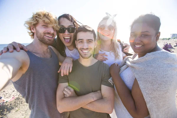 Adolescentes Despreocupados Haciendo Selfie Playa Día Soleado —  Fotos de Stock