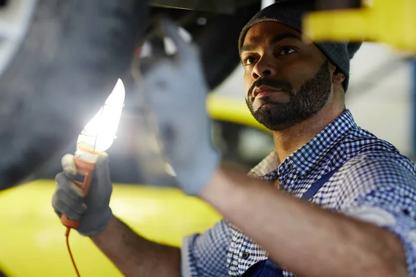 Trabajador Serio Del Servicio Del Coche Que Cambia Neumático Rueda — Foto de Stock