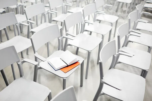Ανοίξτε Σημειωματάριο Κενές Σελίδες Λευκή Πλαστική Καρέκλα — Φωτογραφία Αρχείου