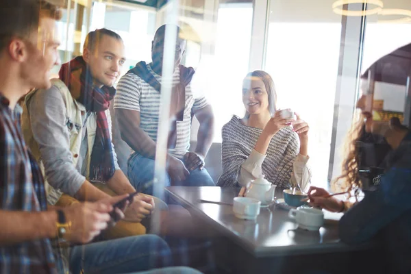 Grupo Multiétnico Amigos Reunieron Cafetería Charlando Animadamente Entre Ver Través — Foto de Stock