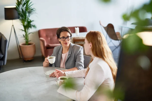 Dos Mujeres Discutiendo Sus Planes Compartiendo Problemas Trabajo Con Una —  Fotos de Stock