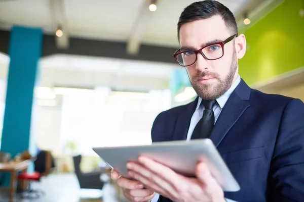 Selbstbewusster Händler Mit Touchpad Beim Durchsehen Von Online Daten — Stockfoto