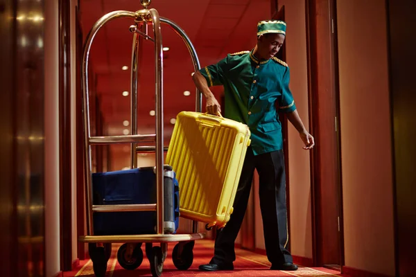 Porträt Eines Afrikanischen Baulöwen Mit Gepäckwagen Hotelflur Der Taschen Die — Stockfoto