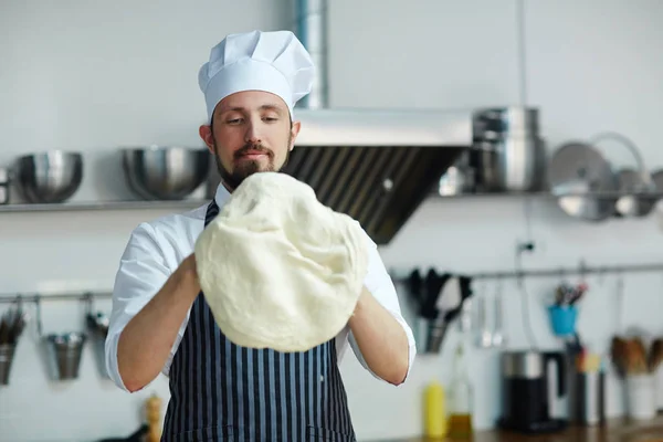 Panadero Uniforme Haciendo Pan Plano Masa — Foto de Stock