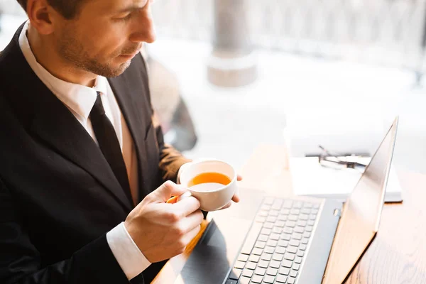 Uomo Affari Con Tazza Concentrandosi Sui Dati Marketing — Foto Stock