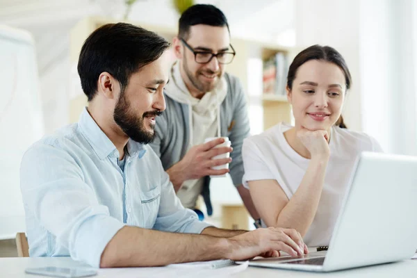 Grupo Jóvenes Empresarios Sonrientes Mirando Pantalla Del Portátil Moderna Oficina — Foto de Stock