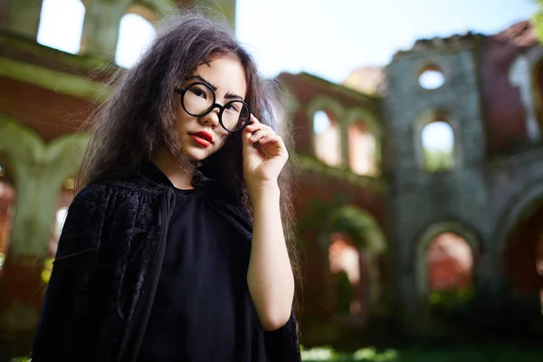 Niña Con Pelo Largo Vestido Negro Día Halloween — Foto de Stock