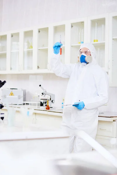 위험한 물질을 마스크 보호용 작업복의 과학자 — 스톡 사진