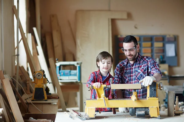 Giovane Uomo Che Mostra Suo Figlio Come Elaborare Assi Legno — Foto Stock