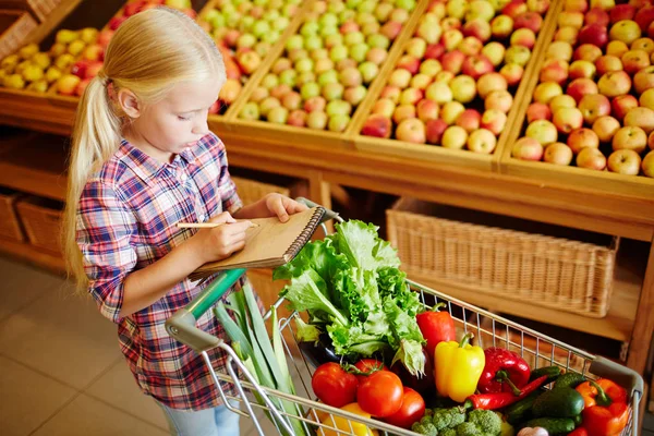 Piccolo Consumatore Che Liste Prodotti Acquistare Durante Shopping Supermercato — Foto Stock