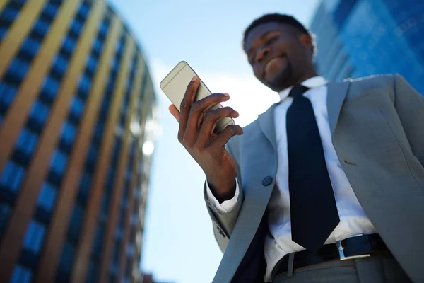 Smartphone Handen Afroamerikansk Man Kostym — Stockfoto
