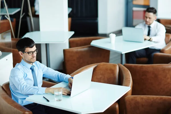 Hög Vinkel Syn Säker Affärsmän Som Insvept Arbetet Medan Sitter — Stockfoto