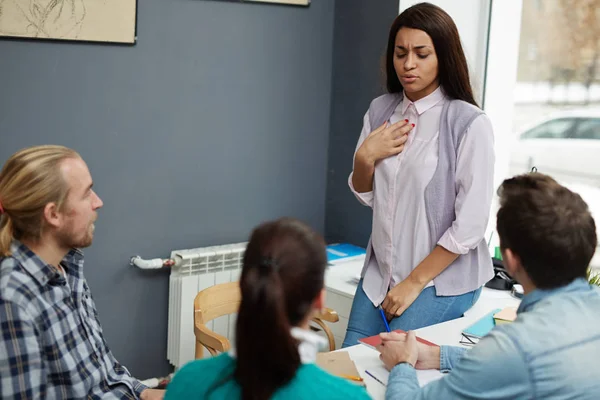 Chica Tensa Tratando Explicar Idea Los Compañeros Grupo — Foto de Stock