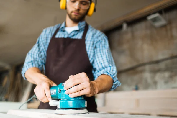 Erkek Yakın Çekim Çekim Çalışma Modern Elektrikli Zımpara Marangoz Ahşap — Stok fotoğraf