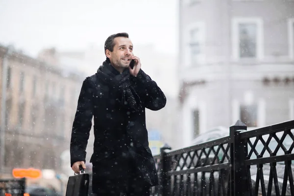 Retrato Empresario Barbudo Guapo Con Maletín Caminando Por Ciudad Invierno —  Fotos de Stock