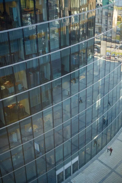 Vista Alto Ângulo Edifício Escritórios Vidro Moderno Empresários Irreconhecíveis Passando — Fotografia de Stock