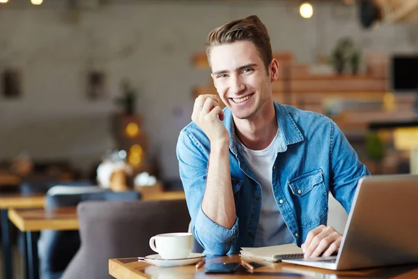 Giovane Con Tazza Caffè Organizzare Lavoro Pensare Idee Caffè — Foto Stock