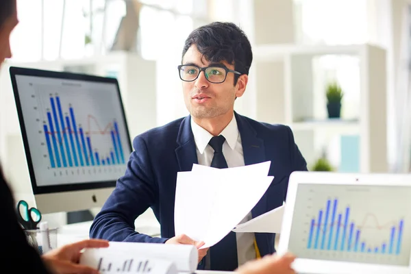 Jovem Economista Conversando Com Colega Explicando Documentos Financeiros — Fotografia de Stock