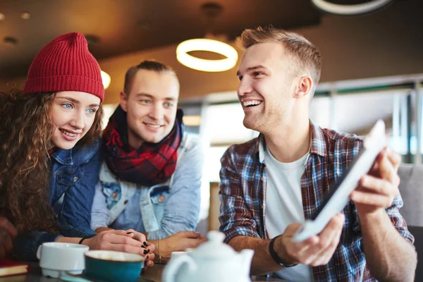 Jóvenes Amigos Con Amplias Sonrisas Disfrutando Compañía Los Demás Pequeño —  Fotos de Stock