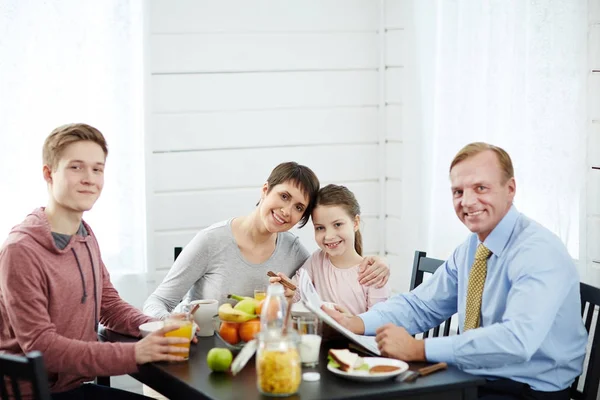 Pretty Mother Stylish Haircut Embracing Her Little Daughter While Family — Stock Photo, Image