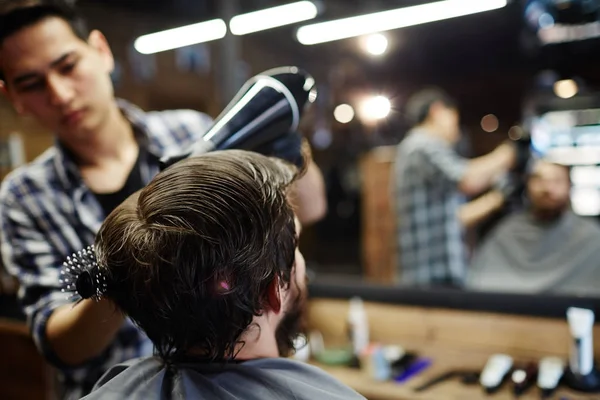 Κομμωτήριο Πελάτη Έχοντας Μαλλιά Του Αποξηραμένα Στεγνωτήρα Μαλλιών Και Διακοσμημένο — Φωτογραφία Αρχείου