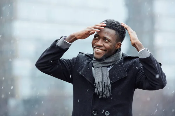 Hombre Negocios Afroamericano Sonriendo Alegremente Mientras Quita Nieve Cabeza Calle — Foto de Stock