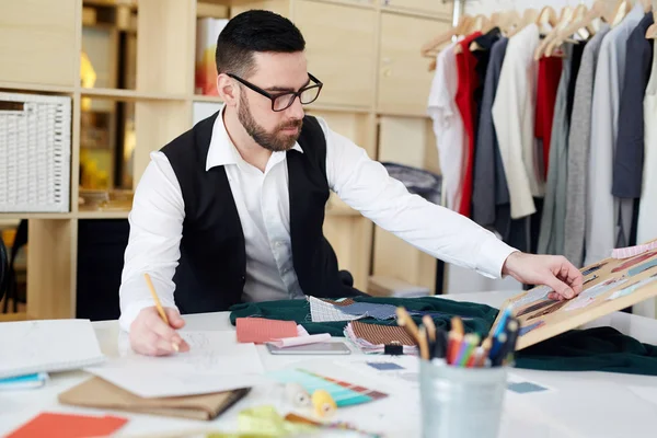 Couturier Escolher Amostras Tecido Elegante Para Nova Coleção — Fotografia de Stock