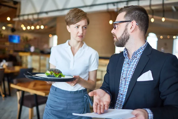 Camarera Con Sándwich Sirviendo Hombre Negocios Cafetería —  Fotos de Stock