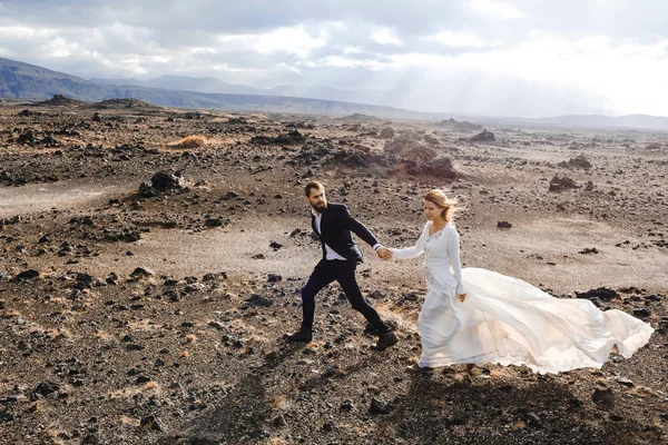Nowożeńcy Młody Schodząc Dół Równina Ziemi Islandii — Zdjęcie stockowe
