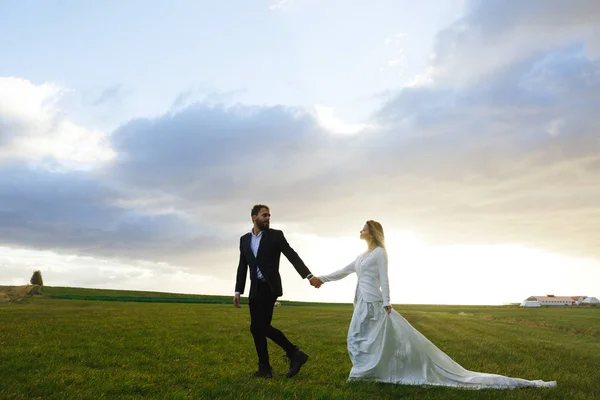 Young Wife Her Husband Promenade — Stock Photo, Image