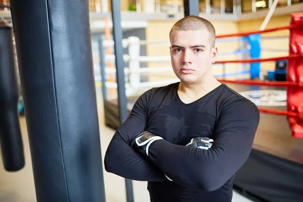 Kum Torbası Ile Poz Boks Spor Kulübü Pratikte Sırasında Kameraya — Stok fotoğraf