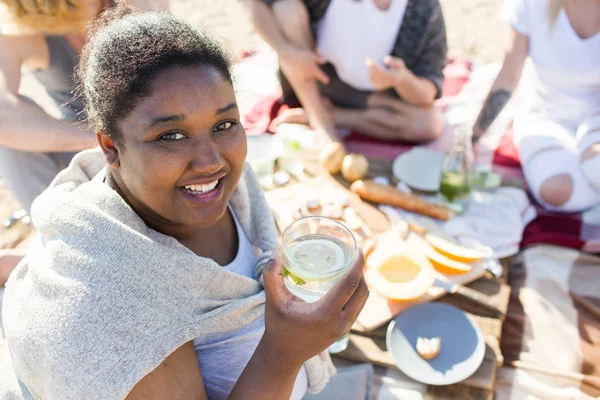 Smiley Afroamerikansk Flicka Med Glas Lemonad Eller Mojito Njuter Picknick — Stockfoto