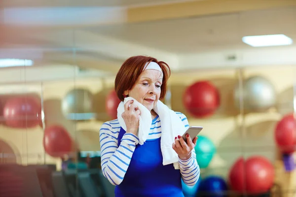 Mature Female Towel Smartphone Messaging Workout — Stock Photo, Image