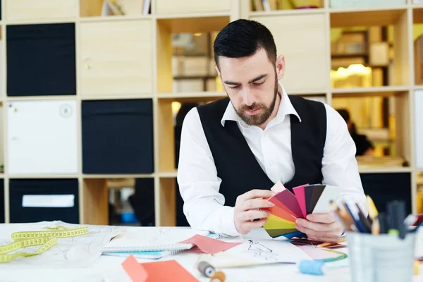 Stilista Moda Con Tavolozza Scegliere Colori Vivaci Nuovi Vestiti — Foto Stock