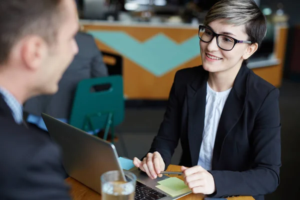 Retrato Una Joven Empresaria Creativa Hablando Con Hombre Mesa Mientras — Foto de Stock